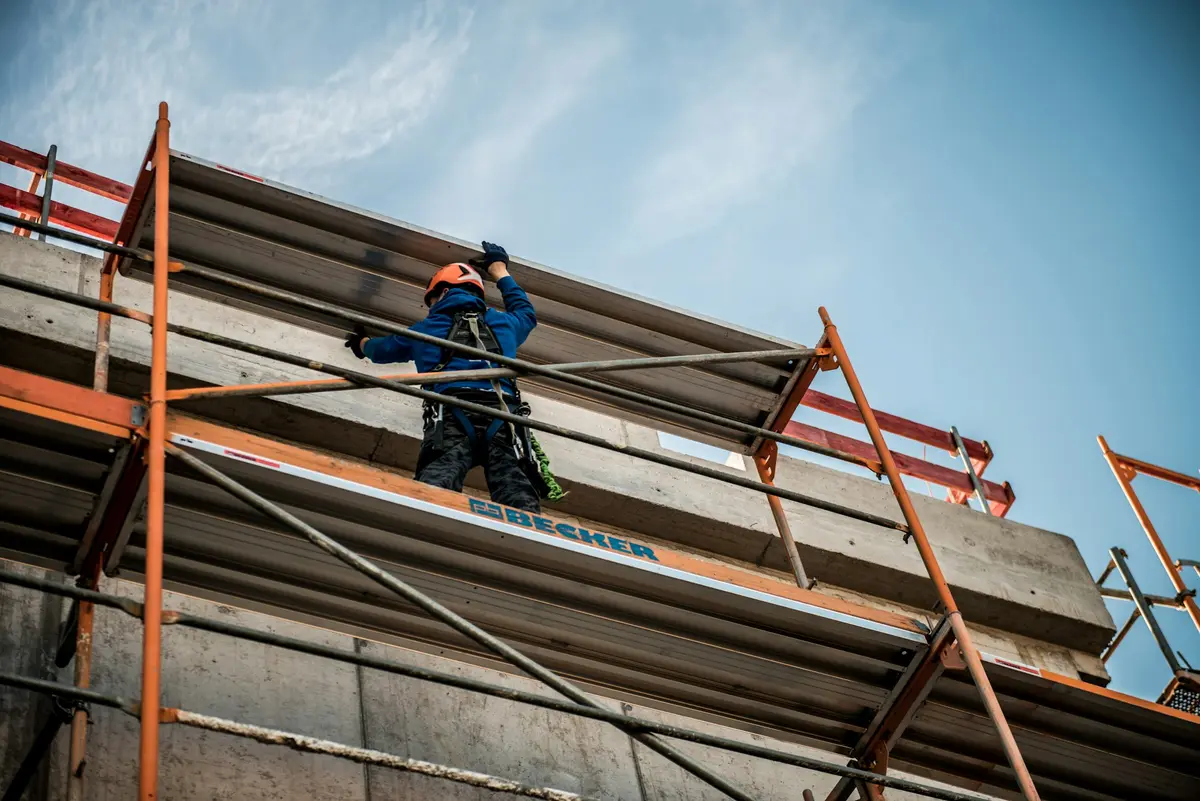 Scaffold platform giving access to a roofline for maintenance work